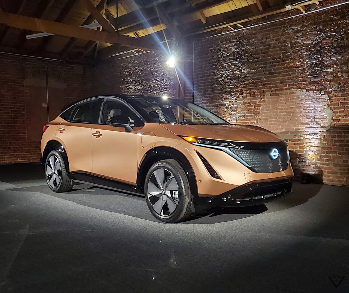 2022 Nissan Ariya front three quarters 01