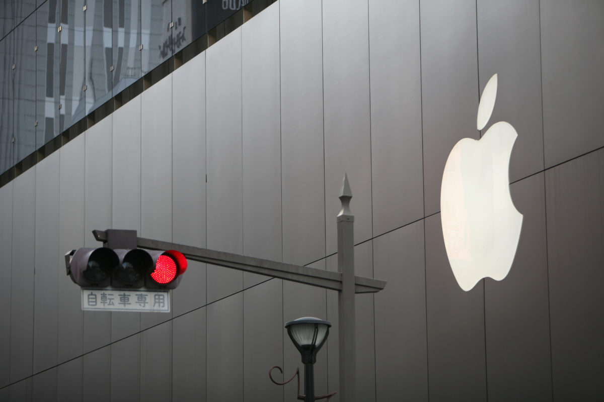 apple logo traffic light scaled