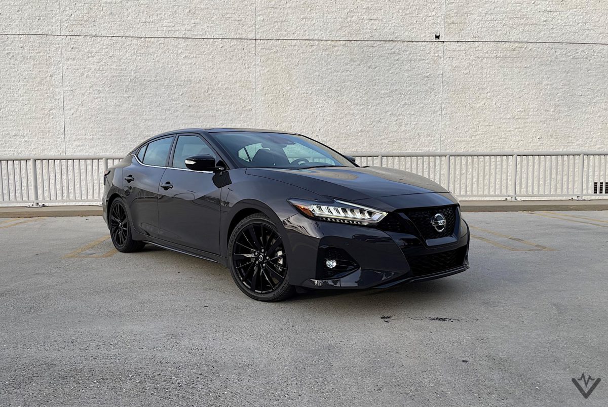 2021 Nissan Maxima 40th Anniversary front three quarters 02 1