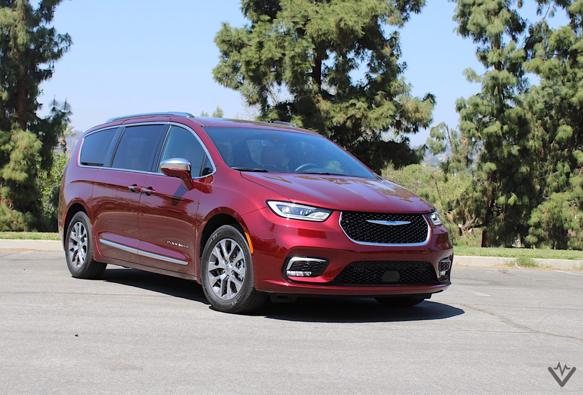2021 Chrysler Pacifica Hybrid Pinnacle front three quarters 05 1