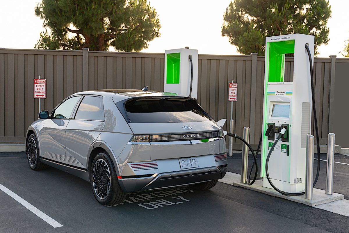 46222 ElectrifyAmericaandHyundaiAnnounceAgreementtoProvideFutureAll ElectricIONIQ5DriverswithTwoYearsofComplimentaryFastCharging 1