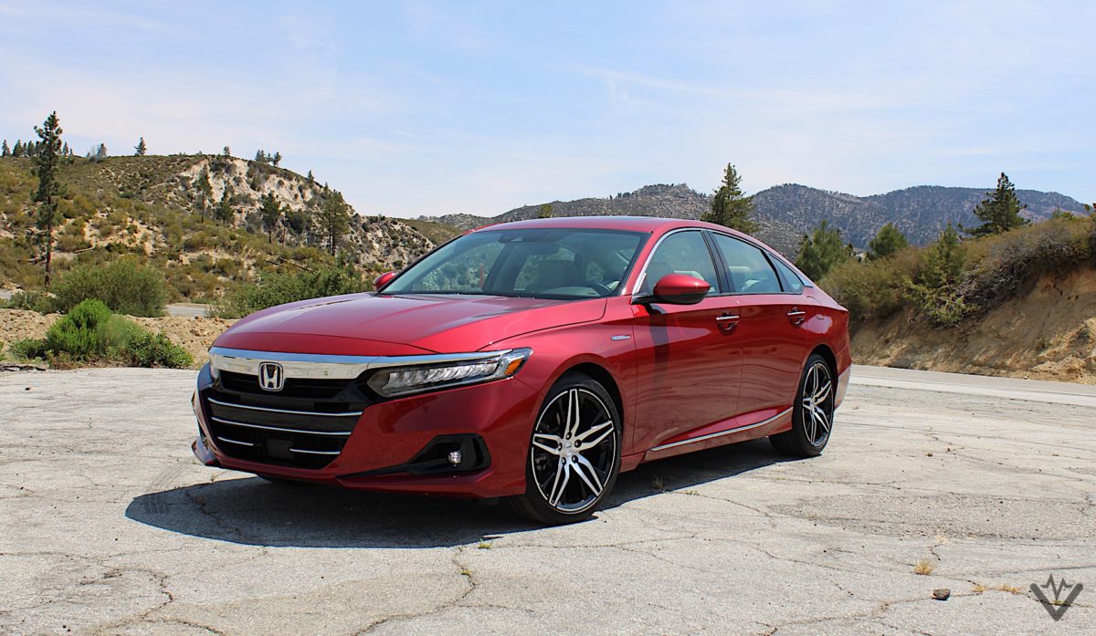 2021 Honda Accord Hybrid front three quarters 01 1