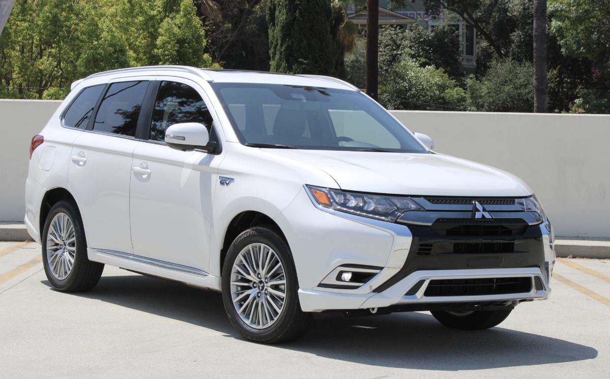 2021 Mitsubishi Outlander PHEV front three quarters 03