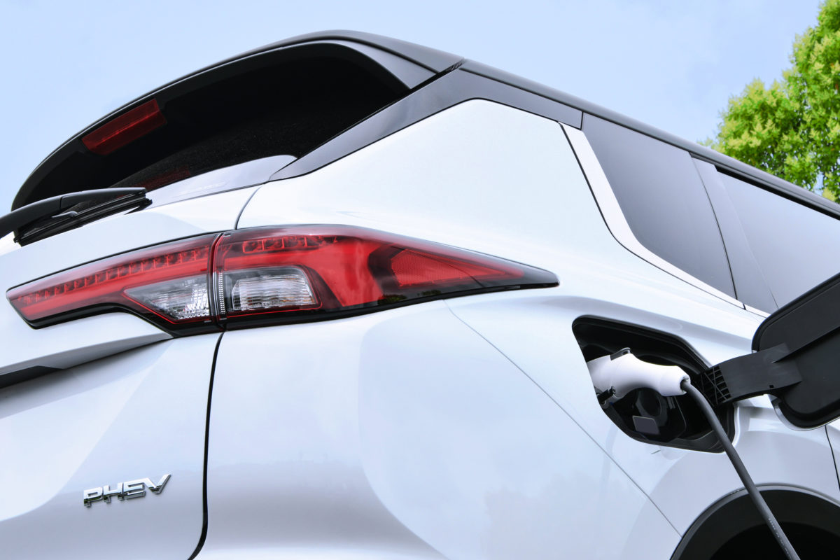 Teaser1 Outlander PHEV model 01 source