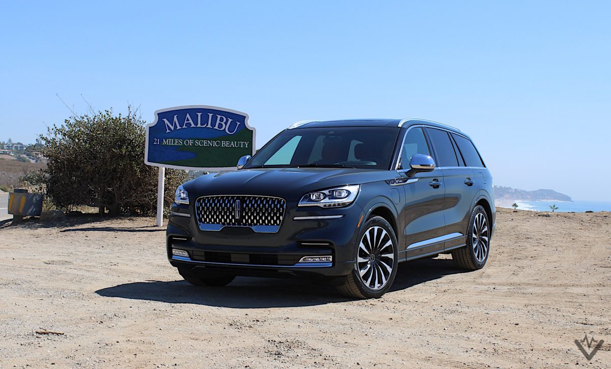 2021 Lincoln Aviator Grand Touring front three quarters 03
