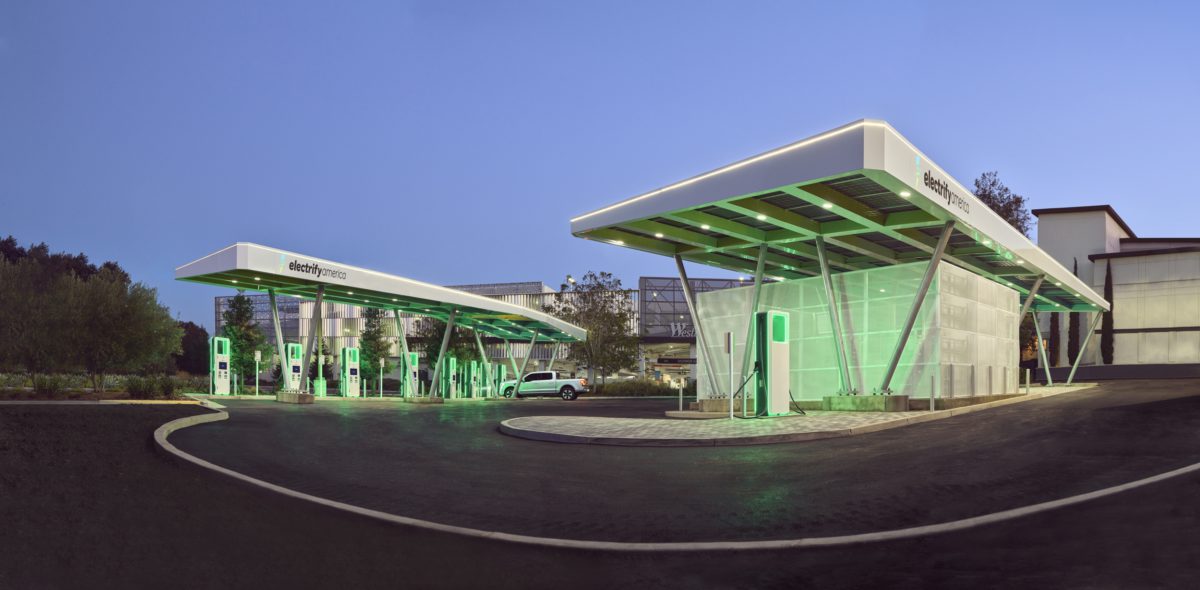 Medium 779 The2022FordF 150LightningElectricTruckchargingatElectrifyAmericas200thchargingstationinCalifornialocatedatWestfieldValleyFairshoppingcenterinSantaClara
