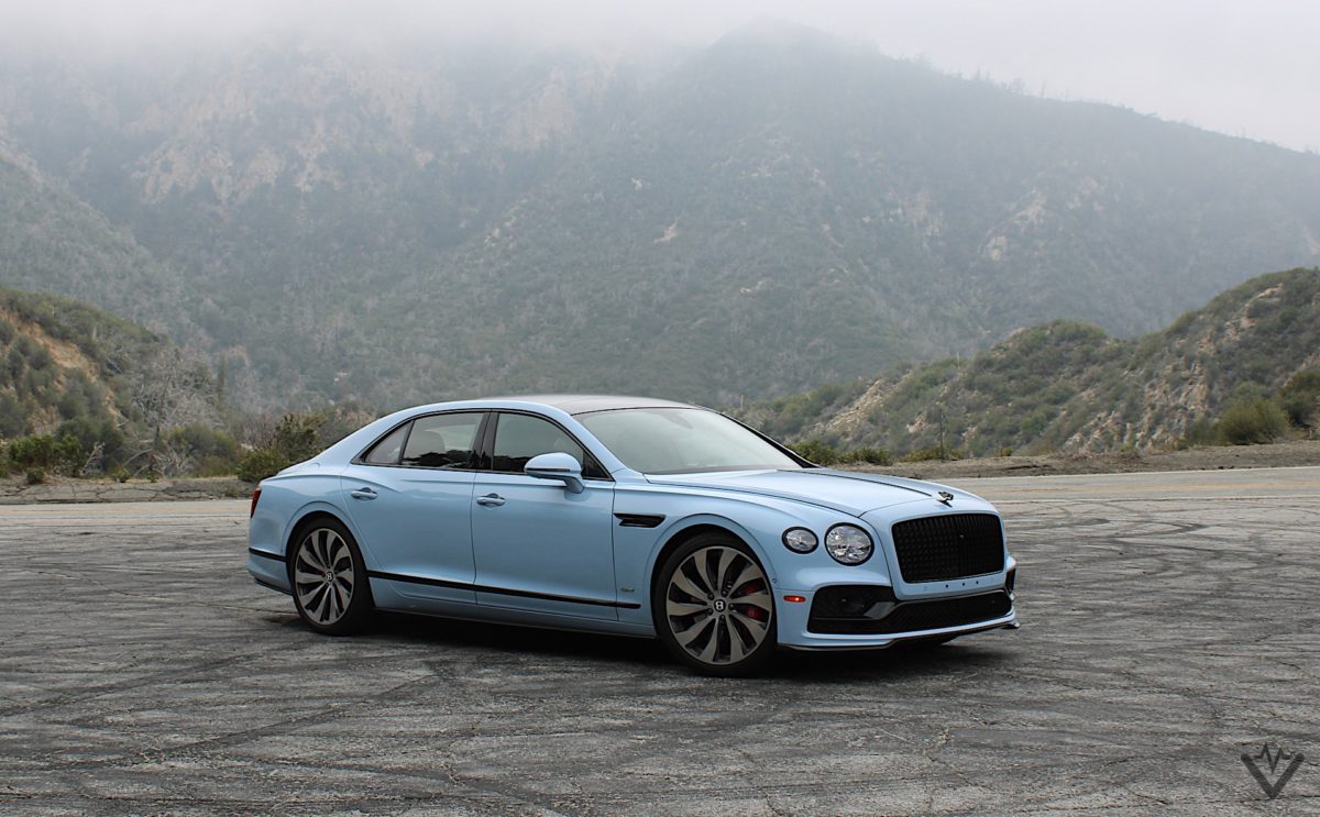 2022 Bentley Flying Spur Hybrid front three quarters 03