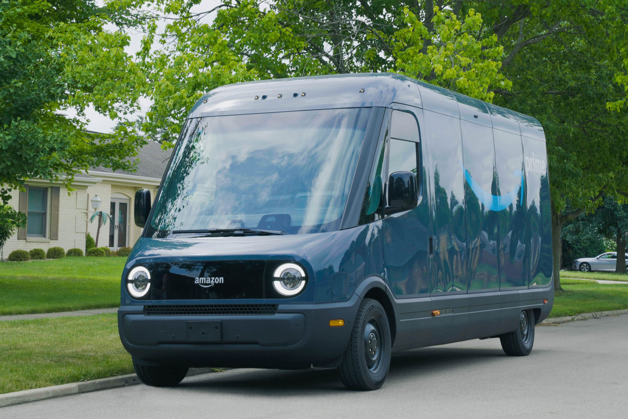 Amazon driver gives an upclose look at the new Rivian EDV allelectric