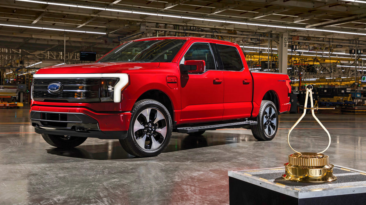 ford f 150 lightning motortrend 2023 truck of the year